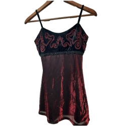 VESTIDO - CAMISETA BRILLANTE MUY FEMENINO EN COLOR GRANATE