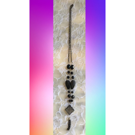 COLLAR SEMILARGO CON BOLITAS BRILLANTES NEGRAS