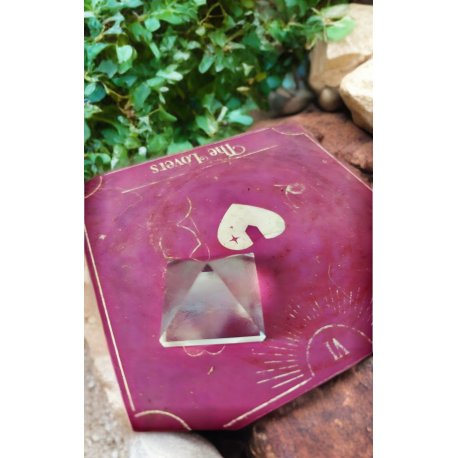 PIRÁMIDES DE CUARZO BLANCO DE ALTA CALIDAD EN TAMAÑO MEDIANO