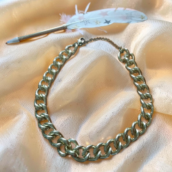 GARGANTILLA DORADA ELEGANTE EN FORMA DE CADENA