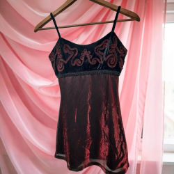 VESTIDO - CAMISETA BRILLANTE MUY FEMENINO EN COLOR GRANATE