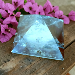 PIRÁMIDES DE CUARZO BLANCO DE ALTA CALIDAD EN TAMAÑO GRANDE