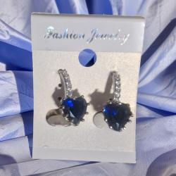 PENDIENTES EN FORMA DE CORAZÓN Y CIRCONITAS BAÑADOS EN PLATA